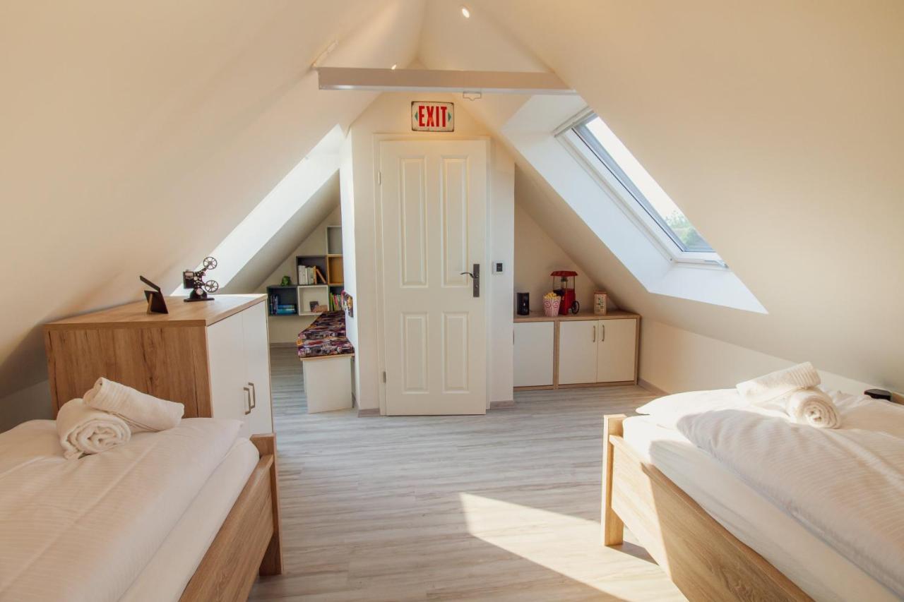 Up Besoeoek - Rapsbluete Mit Infrarotsauna Krummhörn Exterior foto