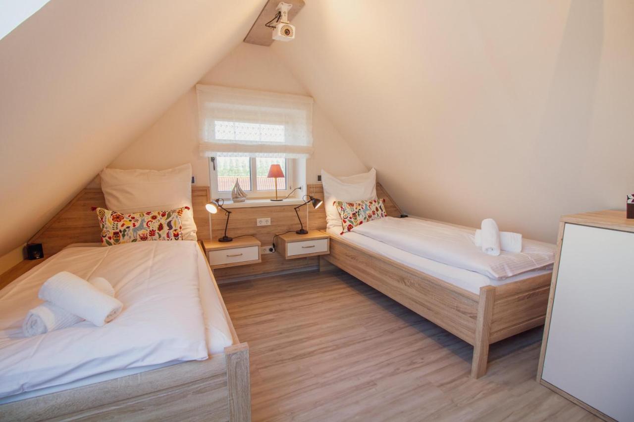 Up Besoeoek - Rapsbluete Mit Infrarotsauna Krummhörn Exterior foto